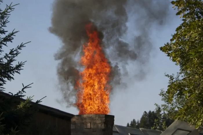 V Česku hoří v průměru 3 komíny denně: Jak požár komína poznat a předejít mu?