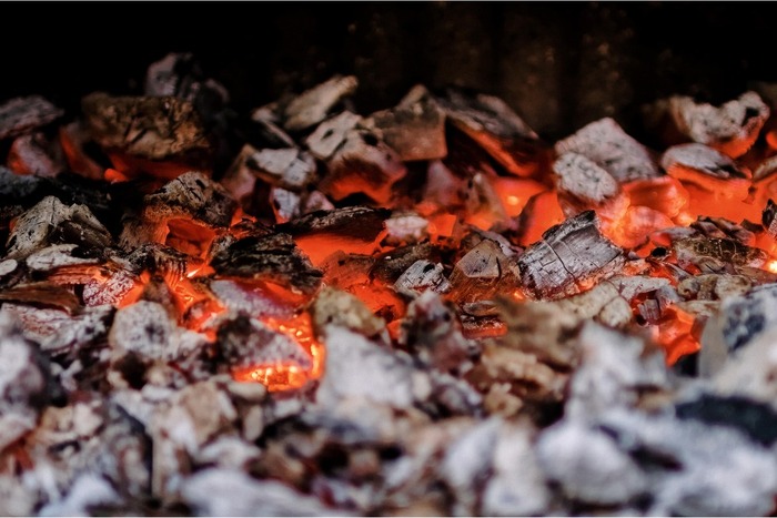 Jak využít popel z krbu nebo kamen: praktické tipy od kominíka